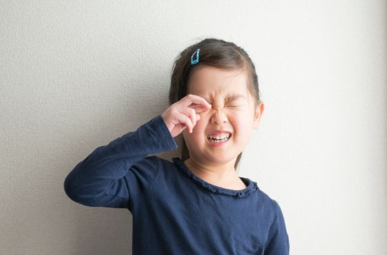 目をこする子ども