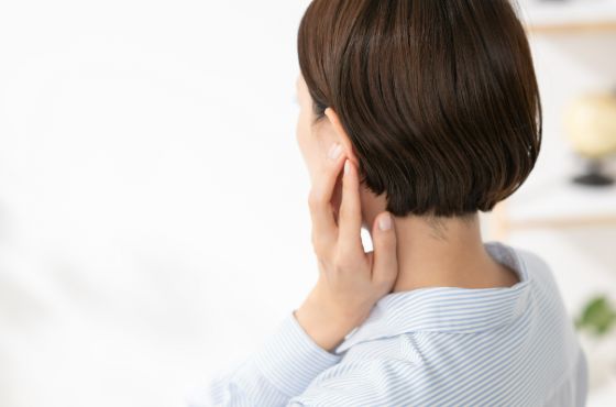 耳を触っている女性