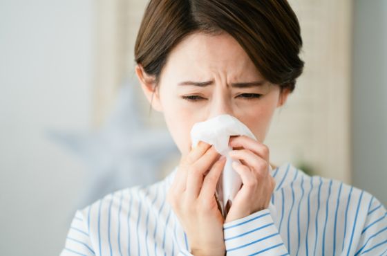 鼻をかむ女性