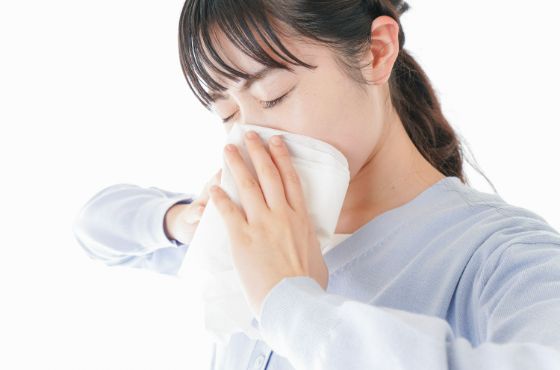 鼻をかむ女性